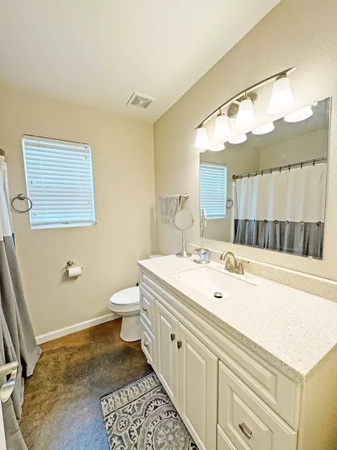 Bath - 606 E Brown St, Alpine, TX 79830 photo 3 of 3