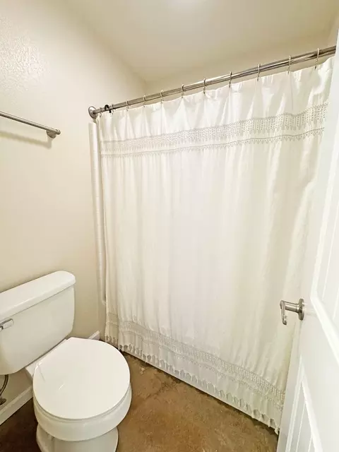 Bath - 606 E Brown St, Alpine, TX 79830 photo 2 of 3