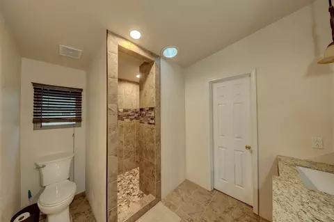 Bath - 913 Ted, Alpine, TX 79830 photo 3 of 4