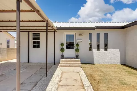711 E 9th St, Pecos, TX 79772