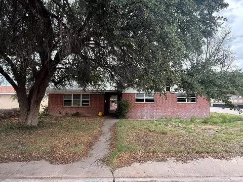1208 S Ike Ave, Monahans, TX 79756