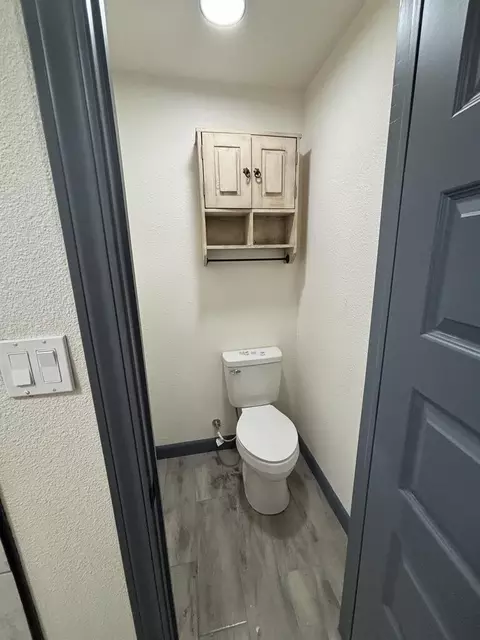 Bath - 401 S Maple Ave, Van Horn, TX 79855 photo 1 of 6
