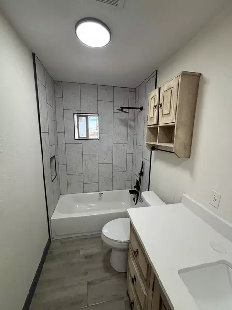 Bath - 401 S Maple Ave, Van Horn, TX 79855 photo 5 of 6