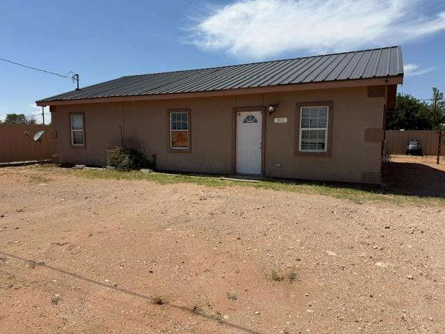 301 W 303 W 2nd St, Wickett, TX 79788