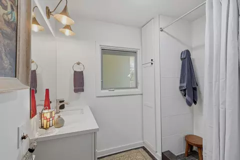 Bath - 710 E Hancock Ave, Alpine, TX 79830 photo 3 of 4