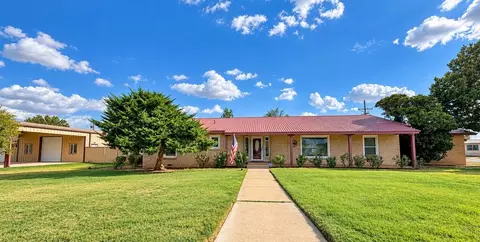 917 16th St, Seagraves, TX 79359