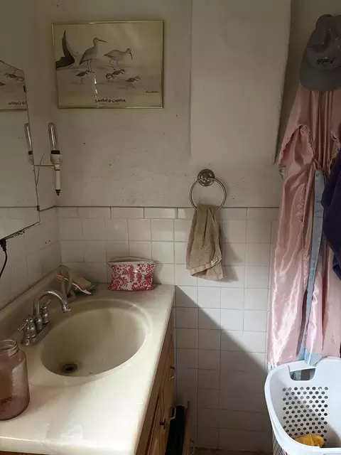 Bath - 507 N Ave D, Marfa, TX 79843 photo 2 of 3