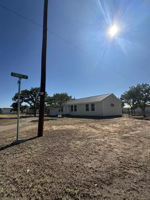 Exterior - 700 22nd St, Crane, TX 79731 photo 2 of 3
