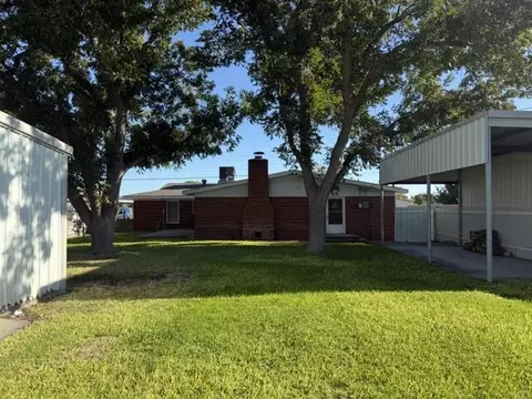 Exterior - 900 E Bryan Ave, Kermit, TX 79745 photo 3 of 5
