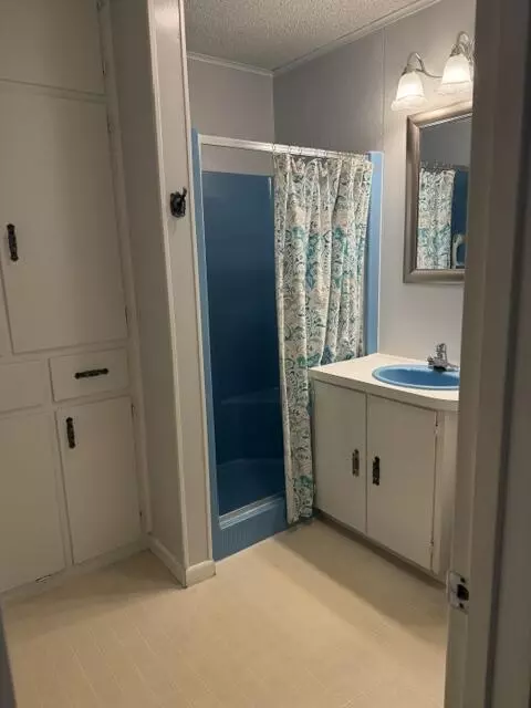 Bath - 900 E Bryan Ave, Kermit, TX 79745 photo 1 of 3