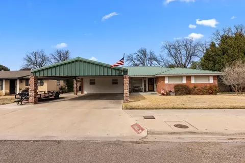 1020 E Waco St, Kermit, TX 79745 photo 1