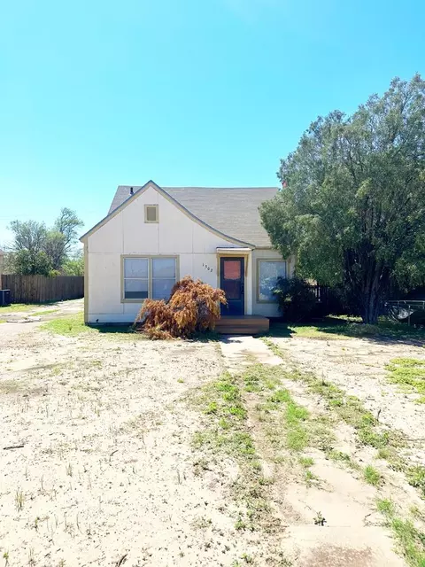 1302 Johnson St, Big Spring, TX 79720 photo 1