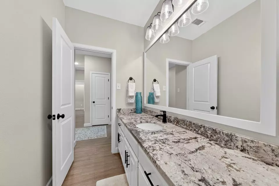 Bath - 6011 Beals Creek Dr, Midland, TX 79707 photo 4 of 6