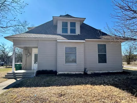 911 W Live Oak St, Coleman, TX 76834