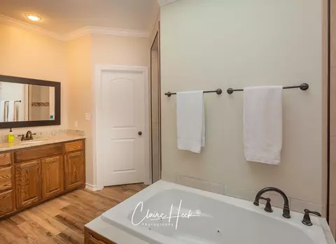 Bath - 2902 Patrick Pl, Midland, TX 79705 photo 3 of 10