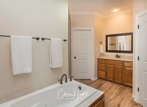 Bath - 2902 Patrick Pl, Midland, TX 79705 photo 2 of 10