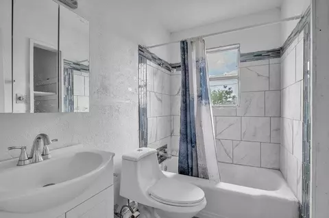 Bath - 1405 E 11th Pl, Big Spring, TX 79720 photo 1 of 1