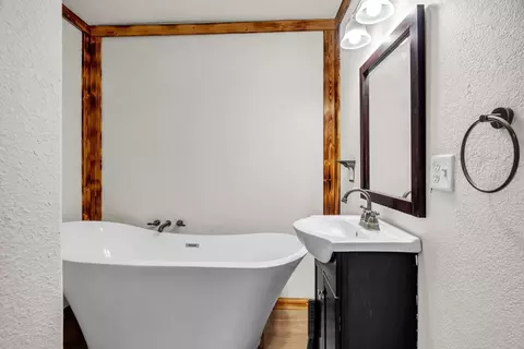 Bath - 2401 Morrison Dr, Big Spring, TX 79720 photo 2 of 3