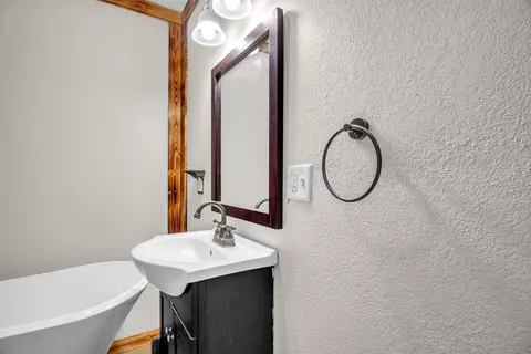 Bath - 2401 Morrison Dr, Big Spring, TX 79720 photo 3 of 3