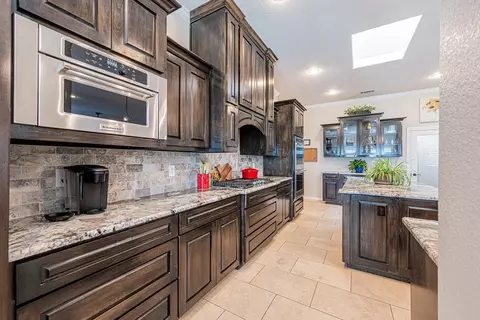 Kitchen - 4012 E County Rd 63, Midland, TX 79705 photo 7 of 10