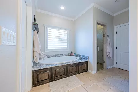 Bath - 4012 E County Rd 63, Midland, TX 79705 photo 3 of 9