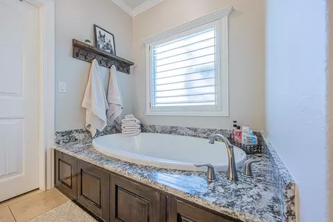 Bath - 4012 E County Rd 63, Midland, TX 79705 photo 4 of 9