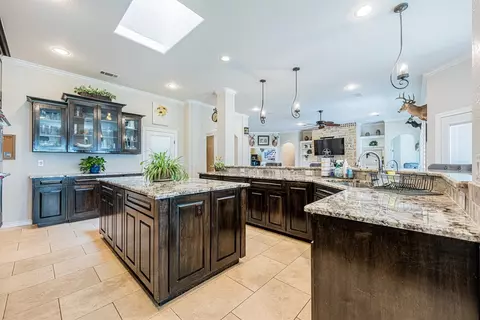 Kitchen - 4012 E County Rd 63, Midland, TX 79705 photo 5 of 10