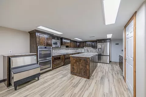Kitchen - 4012 E County Rd 63, Midland, TX 79705 photo 9 of 10
