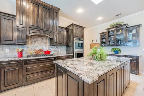 Kitchen - 4012 E County Rd 63, Midland, TX 79705 photo 6 of 10