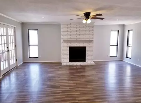 Living - 910 Baylor Blvd, Big Spring, TX 79720 photo 3 of 5