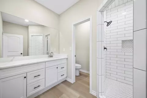 Bath - 2219 Lynn Dr, Big Spring, TX 79720 photo 2 of 2