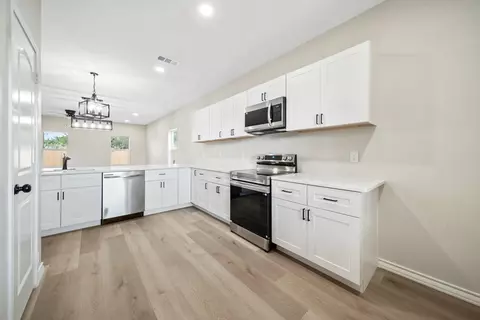 Kitchen - 2219 Lynn Dr, Big Spring, TX 79720 photo 2 of 4