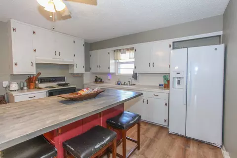 Kitchen - 1602 E 17th St, Big Spring, TX 79720 photo 2 of 3