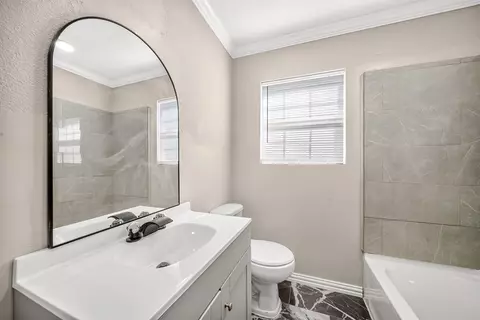 Bath - 1507 E 11th Pl, Big Spring, TX 79720 photo 4 of 6