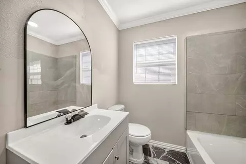 Bath - 1507 E 11th Pl, Big Spring, TX 79720 photo 2 of 6