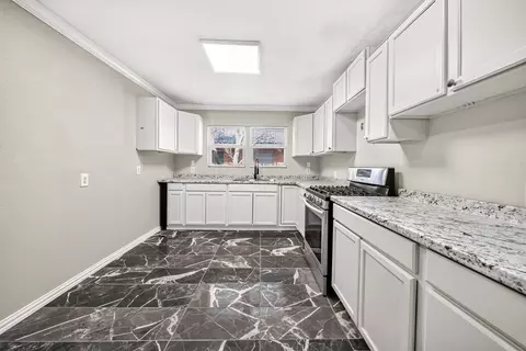 Kitchen - 1507 E 11th Pl, Big Spring, TX 79720 photo 2 of 2