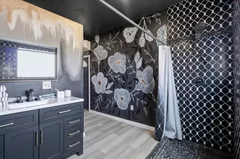 Bath - 6714 E County Rd 110, Midland, TX 79706 photo 6 of 11