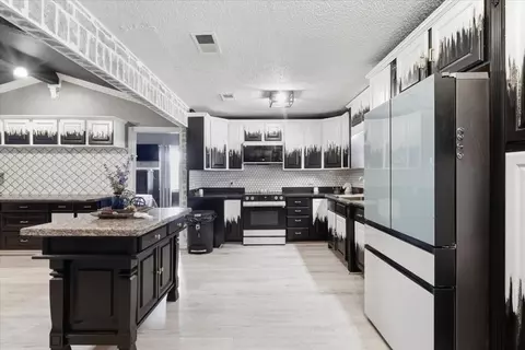 Kitchen - 6714 E County Rd 110, Midland, TX 79706 photo 3 of 4
