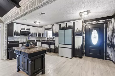 Kitchen - 6714 E County Rd 110, Midland, TX 79706 photo 1 of 4
