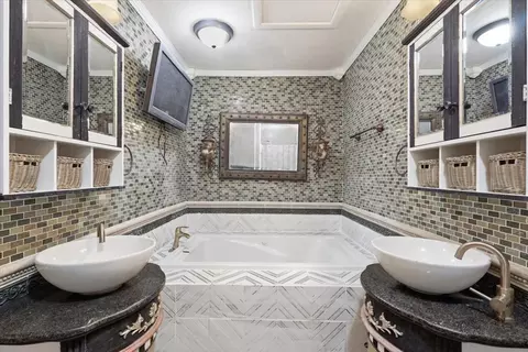 Bath - 6714 E County Rd 110, Midland, TX 79706 photo 8 of 11
