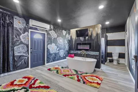 Bath - 6714 E County Rd 110, Midland, TX 79706 photo 4 of 11