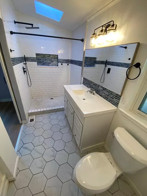 Bath - 202 E Robinson Rd, Big Spring, TX 79720 photo 1 of 1