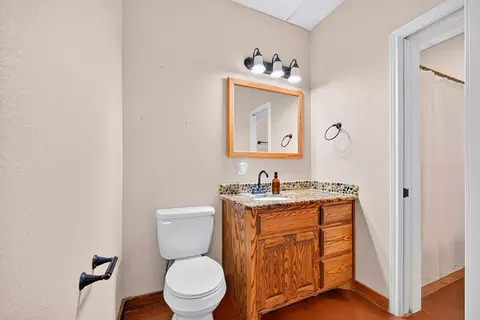 Bath - 12107 E County Rd 89, Midland, TX 79706 photo 1 of 3