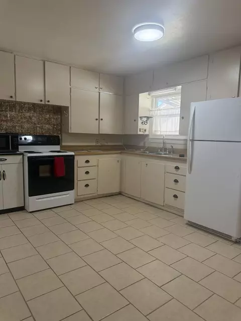 Kitchen - 607 E 15th St, Big Spring, TX 79720 photo 5 of 5