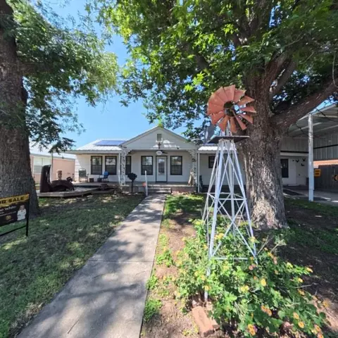 100 W Tenth, Iraan, TX 79744