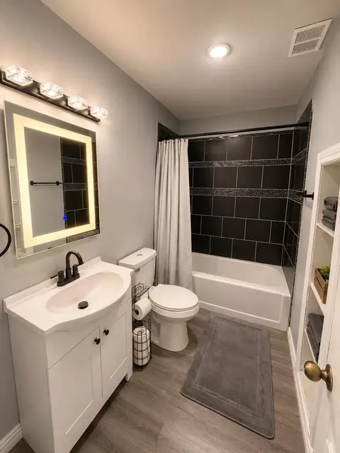 Bath - 1403 E 11th Pl, Big Spring, TX 79720 photo 1 of 1