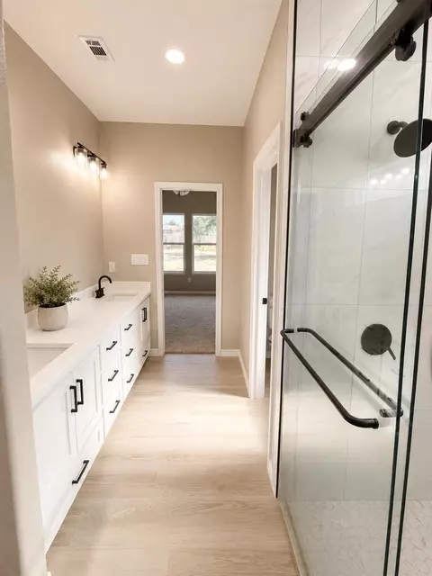 Bath - 502 E 12th St, Big Spring, TX 79720 photo 4 of 8