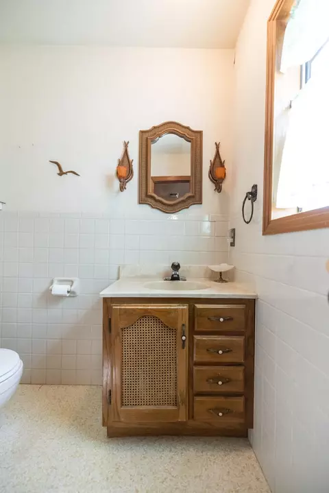 Bath - 2301 40th St, Snyder, TX 79549 photo 4 of 5