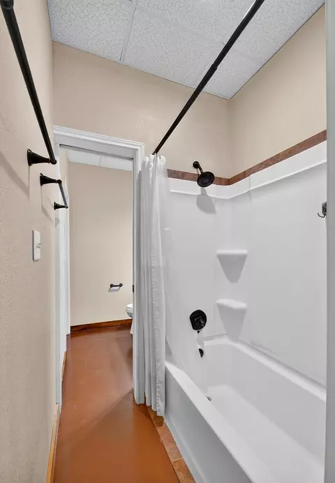 Bath - 12107 E County Rd 89, Midland, TX 79706 photo 4 of 6