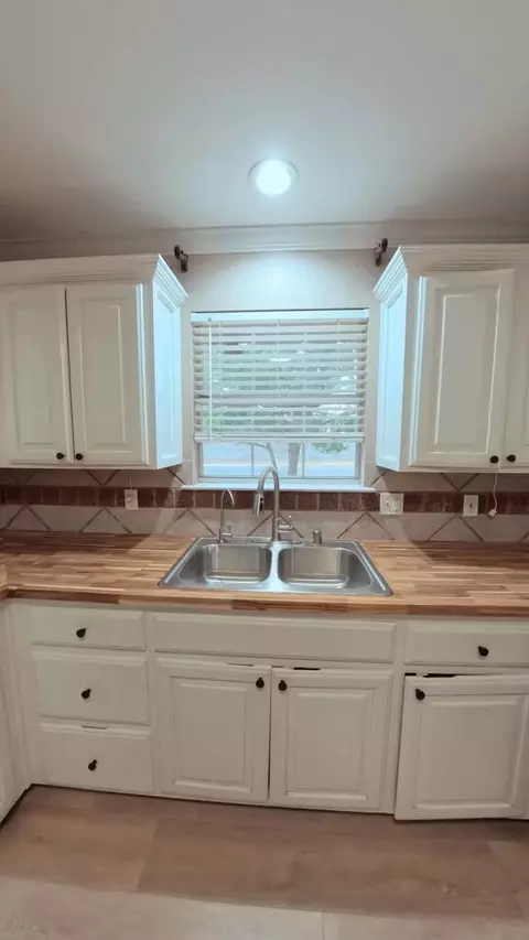 Kitchen - 3501 Mark Ln, Midland, TX 79707 photo 6 of 8